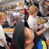 Ennesima sorpresa di Ed Sheeran: serve hot dog prima del concerto