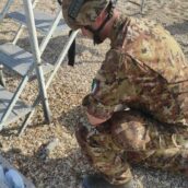 Ancona, bimbo trova bomba inesplosa mentre fa il bagno: artificieri in spiaggia Ancona, bimbo trova bomba inesplosa mentre fa il bagno: artificieri in spiaggia