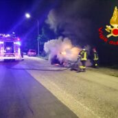 Andretta, in fiamme autovettura in transito Andretta, in fiamme autovettura in transito