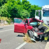 Avellino, scontro tra auto e camion: in due in ospedale Avellino, scontro tra auto e camion: in due in ospedale