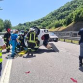 Incidente sull’A16, ribaltata un’auto: due feriti Incidente sull’A16, ribaltata un’auto: due feriti