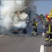 In fiamme un furgone in transito sull’A16: intervengono i Vigili del Fuoco