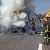 In fiamme un furgone in transito sull’A16: intervengono i Vigili del Fuoco In fiamme un furgone in transito sull’A16: intervengono i Vigili del Fuoco