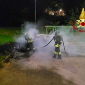 Avellino, auto in fiamme nella notte: intervengono i Vigili del Fuoco