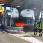 Paura al casello autostradale di Avellino Ovest: auto in fiamme Paura al casello autostradale di Avellino Ovest: auto in fiamme