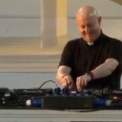 Padre Guilherme Peixoto, il sacerdote dj che fa ballare Lisbona Padre Guilherme Peixoto, il sacerdote dj che fa ballare Lisbona