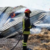 Ariano Irpino, incendio in un capannone: 50enne finisce in ospedale