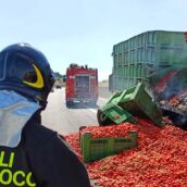 Autoarticolato iin fiamme sulla A16: intervengono i Vigili del Fuoco Autoarticolato iin fiamme sulla A16: intervengono i Vigili del Fuoco