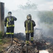 Pago Vallo Lauro, in fiamme veicoli in disuso e materiale di risulta: intervengono i Vigili del Fuoco