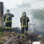 Pago Vallo Lauro, in fiamme veicoli in disuso e materiale di risulta: intervengono i Vigili del Fuoco Pago Vallo Lauro, in fiamme veicoli in disuso e materiale di risulta: intervengono i Vigili del Fuoco