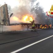 Fiamme sulla A16: autoarticolato prende fuoco Fiamme sulla A16: autoarticolato prende fuoco