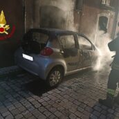 Avellino, auto in fiamme: danni alla facciata dell’edificio limitrofo