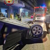 Grave incidente ad Avellino: auto sbanda e si ribalta Grave incidente ad Avellino: auto sbanda e si ribalta