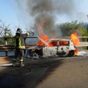 Auto in fiamme sulla A16: caschi rossi in azione