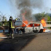 Auto in fiamme sulla A16: caschi rossi in azione Auto in fiamme sulla A16: caschi rossi in azione
