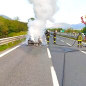 Auto in fiamme sulla A16: nessuna conseguenza per le persone a bordo Auto in fiamme sulla A16: nessuna conseguenza per le persone a bordo