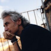 Ligabue: è uscito il nuovo singolo “Una Canzone Senza Tempo” Ligabue: è uscito il nuovo singolo “Una Canzone Senza Tempo”