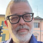 Frankie Hi-Nrg interviene su Bersani contro autotune e Sfera Ebbasta Frankie Hi-Nrg interviene su Bersani contro autotune e Sfera Ebbasta