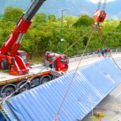Autoarticolato si incastra sotto un ponte e perde container che trasportava Autoarticolato si incastra sotto un ponte e perde container che trasportava