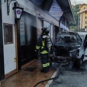 Furgone prende fuoco in via Circumvallazione: paura nel centro di Avellino