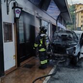 Furgone prende fuoco in via Circumvallazione: paura nel centro di Avellino Furgone prende fuoco in via Circumvallazione: paura nel centro di Avellino