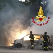 Pulmino in transito avvolto dalle fiamme: intervengono i Vigili del Fuoco Pulmino in transito avvolto dalle fiamme: intervengono i Vigili del Fuoco