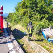 Si ribalta con l’auto e resta in bilico nella scarpata, paura per una 35enne Si ribalta con l’auto e resta in bilico nella scarpata, paura per una 35enne