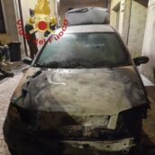 Auto in sosta prendono fuoco nella notte: doppio intervento dei caschi rossi Auto in sosta prendono fuoco nella notte: doppio intervento dei caschi rossi