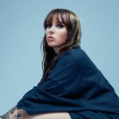 Kenya Grace, la cantautrice inglese conquista il mondo con il magnetico singolo “Strangers” Kenya Grace, la cantautrice inglese conquista il mondo con il magnetico singolo “Strangers”