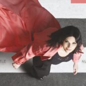 Laura Pausini, la data di uscita e tutte le versioni del nuovo album “Anime Parallele” Laura Pausini, la data di uscita e tutte le versioni del nuovo album “Anime Parallele”