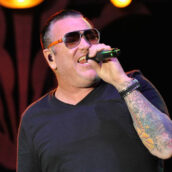 Addio a Steve Harwell, l’ex cantante degli Smash Mouth è morto a soli 56anni Addio a Steve Harwell, l’ex cantante degli Smash Mouth è morto a soli 56anni