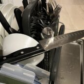 Inciampa nello sportello della lavastoglie e cade su un coltello: 63enne muore dissaguato Inciampa nello sportello della lavastoglie e cade su un coltello: 63enne muore dissaguato