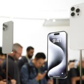 Apple lancia il nuovo IPhone 15, e il caricabatterie è in linea con l’UE Apple lancia il nuovo IPhone 15, e il caricabatterie è in linea con l’UE