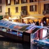 Milano, The Kolors rischiano di affondare sul battello ai Navigli Milano, The Kolors rischiano di affondare sul battello ai Navigli