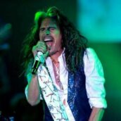 Gli Aerosmith bloccano il tour: Steven Tyler ha una frattura alla laringe Gli Aerosmith bloccano il tour: Steven Tyler ha una frattura alla laringe
