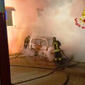 Avella, auto in fiamme: danni alla facciata dell’edificio limitrofo