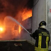 Incendio a Pianodardine, brucia fabbrica di poliuterani espansi Incendio a Pianodardine, brucia fabbrica di poliuterani espansi