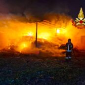 Bisaccia, deposito agricolo in fiamme: danni e paura Bisaccia, deposito agricolo in fiamme: danni e paura