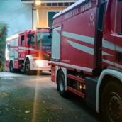 Serino, in fiamme auto in sosta: danni alla facciata di un’abitazione Serino, in fiamme auto in sosta: danni alla facciata di un’abitazione