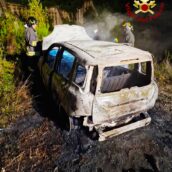 Auto in fiamme nella notte a Montoro: indagano i Carabinieri Auto in fiamme nella notte a Montoro: indagano i Carabinieri