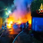 Auto in fiamme nella notte a Solofra: danni alla facciata dell’edificio limitrofo Auto in fiamme nella notte a Solofra: danni alla facciata dell’edificio limitrofo