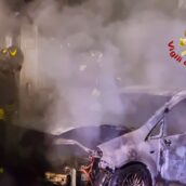 Autovettura in sosta avvolta dalle fiamme: intervengono i Vigili del Fuoco Autovettura in sosta avvolta dalle fiamme: intervengono i Vigili del Fuoco