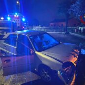 Auto sbanda e si schianta contro contatore del gas: paura per tre persone Auto sbanda e si schianta contro contatore del gas: paura per tre persone