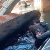 Paura a Venezia, gondola si rovescia in canale: turisti finiscono in acqua Paura a Venezia, gondola si rovescia in canale: turisti finiscono in acqua