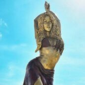 Shakira, svelata una statua dedicata a lei nella sua città natale Shakira, svelata una statua dedicata a lei nella sua città natale