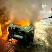 Auto in sosta avvolta dalle fiamme: intervengono i Vigili del Fuoco Auto in sosta avvolta dalle fiamme: intervengono i Vigili del Fuoco