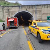 Camion in fiamme sulla A16 Camion in fiamme sulla A16