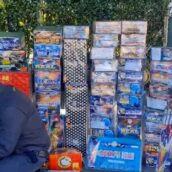 La Guardia di Finanza sequestra 40 tonnellate di fuochi d’artificio illegali La Guardia di Finanza sequestra 40 tonnellate di fuochi d’artificio illegali