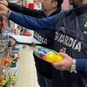Arpaia, maxi sequestro di giocattoli contraffatti in un negozio cinese Arpaia, maxi sequestro di giocattoli contraffatti in un negozio cinese