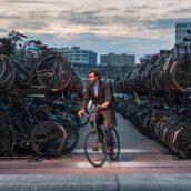 Ad Amsterdam il record verde: le biciclette vanno più veloci delle auto Ad Amsterdam il record verde: le biciclette vanno più veloci delle auto